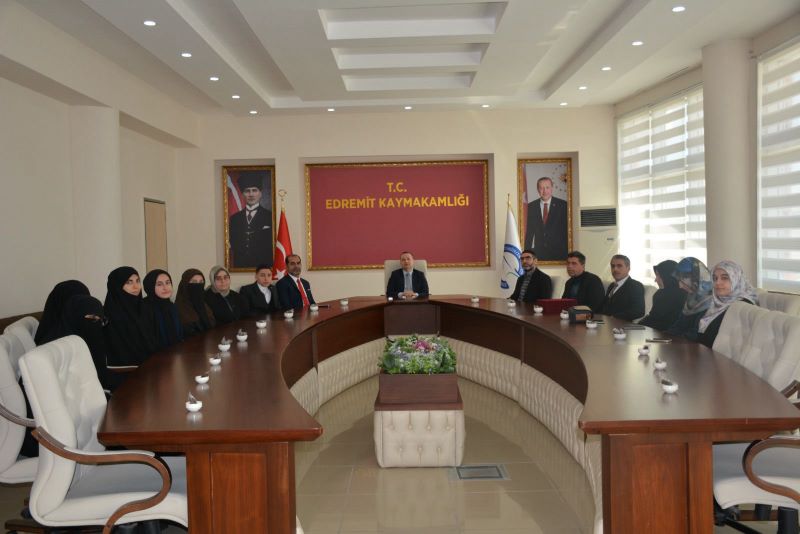 Hafızlık Belgesi Almaya Hak Kazanan Öğrencilere Belgeleri Kaymakamımız Yücel Erdem Tarafından Takdim Edildi