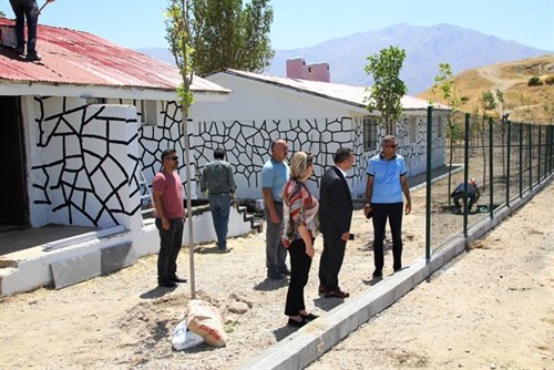 Kaymakamımız Türkman, Yapımı Devam Eden Dilkaya Köy Yaşam Merkezindeki Çalışmaları İnceledi