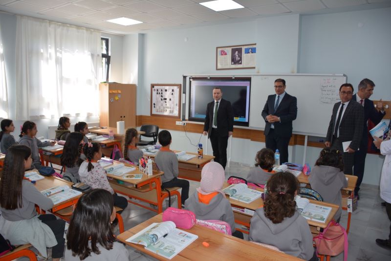 Kaymakamımız Yücel Erdem, Milli Eğitim Müdürü ile Birlikte Edremit İlkokulunu Ziyaret Etti