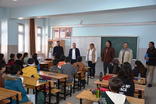 Kaymakamımız Yücel Erdem Milli Eğitim Müdürümüz ve Van Etüt Proje Ekibiyle Birlikte Mehmet Akif İnan Ortaokulunu Ziyaret Etti