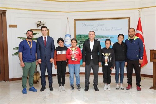 Teskomb Süphan Ortaokulu Öğrencileri ve Antrenörleri, Kaymakamımız Türkman'ı Makamında Ziyaret Ettiler